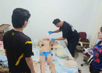 Polsek Mapanget menerima laporan penemuan mayat seorang pria di Perumahan GPI, Jalan Tulip, Kelurahan Paniki Bawah Lingkungan X, Kecamatan Mapanget. Korban, diketahui bernama Renny Iwan Lahu (64), ditemukan tak bernyawa di atas tempat tidur rumahnya dalam posisi tengkurap, Pada Rabu, 20 November 2024, sekitar pukul 18.13 WITA.