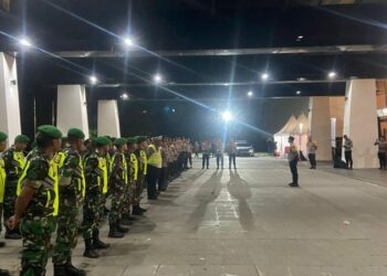 Personel Operasi Mantap Praja (OMP) 2024 Polresta Manado melaksanakan pengamanan ketat pada debat publik ketiga calon wali kota dan wakil wali kota Manado dalam rangka Pemilihan Kepala Daerah (Pilkada) 2024. Acara tersebut berlangsung di Hotel Novotel Manado Golf Resort & Convention Center pada Rabu (20/11/2024).