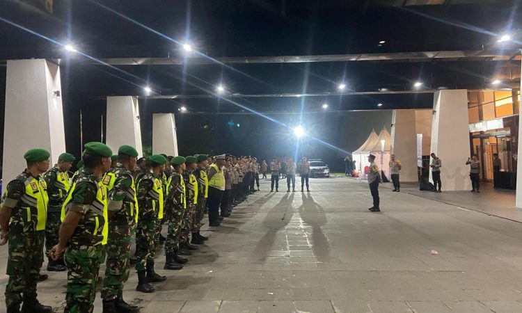 Personel Operasi Mantap Praja (OMP) 2024 Polresta Manado melaksanakan pengamanan ketat pada debat publik ketiga calon wali kota dan wakil wali kota Manado dalam rangka Pemilihan Kepala Daerah (Pilkada) 2024. Acara tersebut berlangsung di Hotel Novotel Manado Golf Resort & Convention Center pada Rabu (20/11/2024).