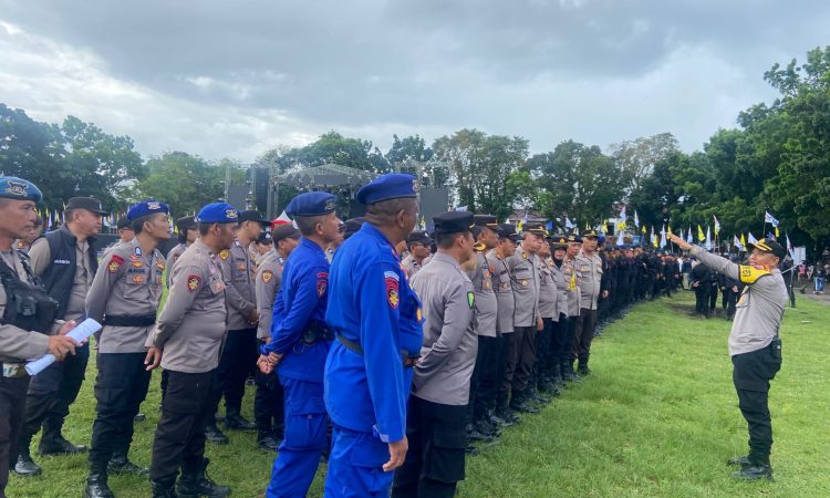 Karendal Ops Mantap Praja 2024 menggelar apel kesiapan personel yang terlibat dalam pengamanan. Kegiatan tersebut bertujuan untuk memastikan setiap personel Satgas siap menjalankan tugas dengan optimal dan menjaga situasi tetap kondusif selama masa kampanye, Kamis (21/11/2024).