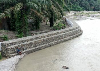 Pengerjaan Pembangunan Perkuatan Tebing Sungai Bahlombut Kec. Tanah Jawa Tepatnya di Dusun Lima Negri Bayu satu Nagori Muara mulia yang menelan biaya Rp. 2.958.495.000,00 yang dikerjakan pihak ketiga CV. Anugrah Metamorfosa
