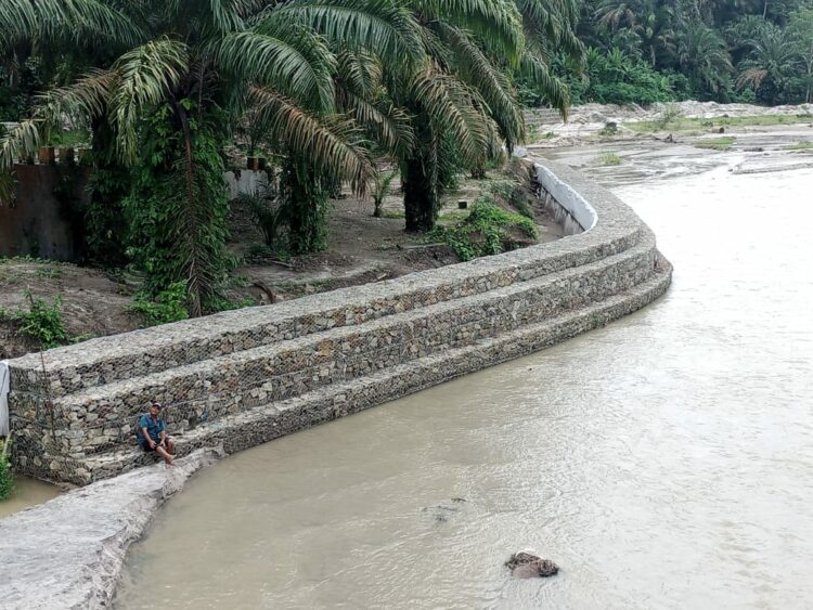 Pengerjaan Pembangunan Perkuatan Tebing Sungai Bahlombut Kec. Tanah Jawa Tepatnya di Dusun Lima Negri Bayu satu Nagori Muara mulia yang menelan biaya Rp. 2.958.495.000,00 yang dikerjakan pihak ketiga CV. Anugrah Metamorfosa