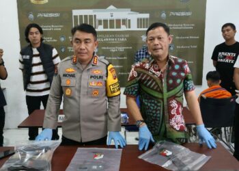 Pengungkapan kasus pembunuhan ini dijelaskan dalam press conference, di Balai Wartawan Polda Sulut, Jumat (22/11/2024) siang, dipimpin Kabid Humas Polda Sulut Konbes Pol Michael Irwan Thamsil bersama Dirreskrimum Kombes Pol Amry Siahaan.