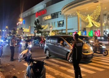 Satuan Lalu Lintas (Sat Lantas) melaksanakan patroli blue light di berbagai titik jalan raya. Patroli ini bertujuan untuk mencegah potensi gangguan keamanan, seperti balap liar, pencurian, hingga kecelakaan lalu lintas akibat pengendara yang lalai, Jumat (22/11/2024).