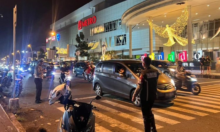 Satuan Lalu Lintas (Sat Lantas) melaksanakan patroli blue light di berbagai titik jalan raya. Patroli ini bertujuan untuk mencegah potensi gangguan keamanan, seperti balap liar, pencurian, hingga kecelakaan lalu lintas akibat pengendara yang lalai, Jumat (22/11/2024).