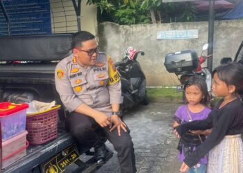 Kapolresta Manado, Kombes Julianto sirait disela-sela tugas pengamanan Rapat umum di lapangan sario manado baru-baru ini terlihat membeli seluruh dagangan kue yang dijual oleh dua anak anak kecil di tepi jalan.