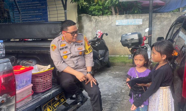 Kapolresta Manado, Kombes Julianto sirait disela-sela tugas pengamanan Rapat umum di lapangan sario manado baru-baru ini terlihat membeli seluruh dagangan kue yang dijual oleh dua anak anak kecil di tepi jalan.