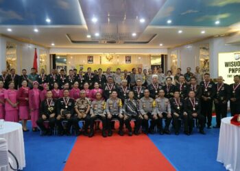 Kapolda Sulawesi Utara Irjen Pol Roycke Harry Langie memimpin wisuda purnabakti personel Polda Sulut. Purnabakti diawali dengan syukuran bersama di aula Catur Prasetya dilanjutkan dengan tradisi pedang pora di lobi depan Mapolda Sulut, Jumat (22/11/2024).