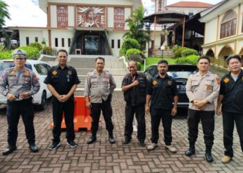 Polresta Manado bersama personel Polsek jajaran secara rutin melaksanakan pengamanan setiap hari Minggu. Kegiatan ini merupakan upaya untuk memastikan keamanan selama kegiatan ibadah berlangsung, serta mencegah segala bentuk gangguan yang dapat mengancam ketertiban umum, Minggu (24/11/2024).