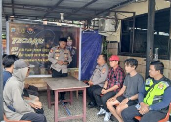 Polsek Pelabuhan Manado menggelar kegiatan Minggu Kasih yang berlangsung di Mako Polsek Pelabuhan Manado. Kegiatan ini bertujuan untuk memberikan himbauan dan pesan-pesan Kamtibmas kepada para buruh pelabuhan Manado guna menjaga keamanan dan ketertiban di lingkungan kerja mereka, Minggu (24/11/2024).