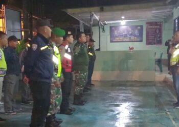 Kegiatan yang dipimpin oleh Kanit Intelkam Polsek Singkil, Ipda Muh. Toha, berlangsung di Mako Koramil 1309-01-STB. KRYD ini bertujuan untuk menjaga kestabilan keamanan serta mencegah gangguan kamtibmas di wilayah hukum Polsek Singkil, Sabtu (23/11/2024) malam.