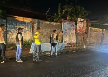 Personel Polresta Manado bersama Polsek jajaran Polresta Manado terlibat aktif dalam mendampingi Komisi Pemilihan Umum (KPU) Kota Manado untuk melakukan penertiban alat peraga kampanye (APK) jelang memasuki masa tenang Pilkada, Sabtu (24/11/2024).