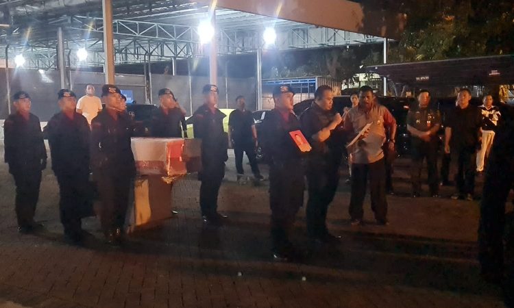 Upacara pemberangkatan jenazah Kasat Reskrim Polres Solok Selatan AKP Ulil Ryanto Anshari.