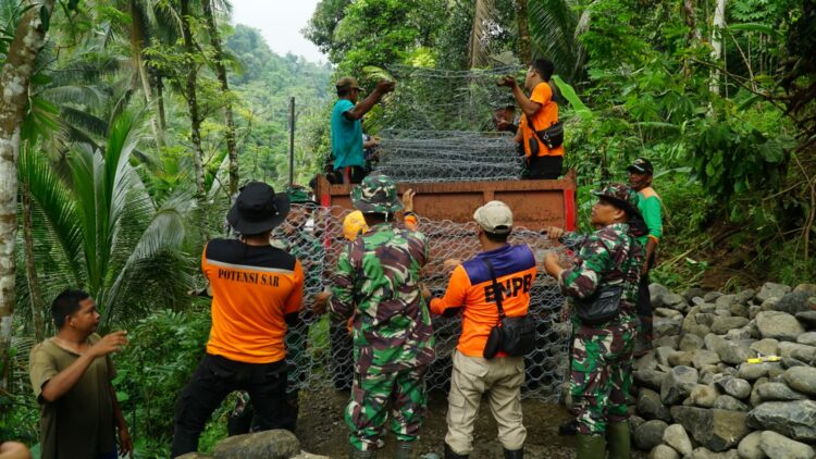 Kerja bakti bersama masyarakat, salah satunya dengan mengumpulkan material batu untuk dimasukkan dalam bronjong untuk membuat tanggul mencegah longsor susulan terjadi sekaligus sebagai jalan darurat agar akses jalan dapat dilewati kembali oleh masyarakat sehingga akses ekonomi, pendidikan dan Pilkada nantinya tidak terkendala
