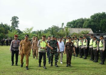 Dandim 0402/OKI Letkol Inf Yontri Bhakti, S.H.,M.H., hadiri Apel Pergeseran Pasukan Dalam Rangka Pengamanan TPS Pilkada serentak 2024 diwilayah Kabupaten OKI. Apel tersebut berlangsung di lapangan Upacara Mapolres Ogan Komering Ilir, Senin (25/11/2024).