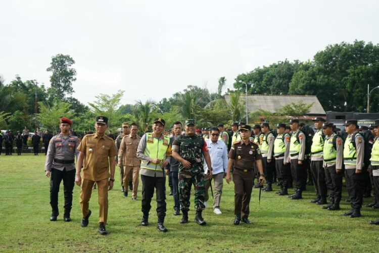 Dandim 0402/OKI Letkol Inf Yontri Bhakti, S.H.,M.H., hadiri Apel Pergeseran Pasukan Dalam Rangka Pengamanan TPS Pilkada serentak 2024 diwilayah Kabupaten OKI. Apel tersebut berlangsung di lapangan Upacara Mapolres Ogan Komering Ilir, Senin (25/11/2024).