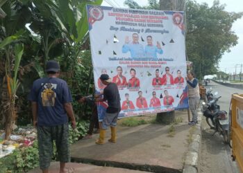 PENERTIBAN APK: Tim gabungan menertibkan Alat Peraga Kampanye (APK) di satu lokasi wilayah Sumut memasuki minggu tenang. (Foto: Dok/ Polda Sumut)