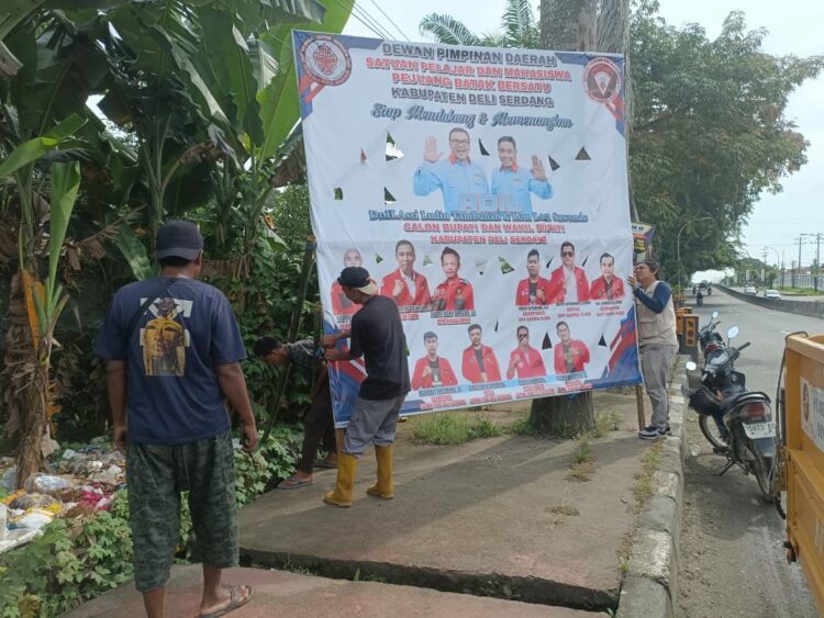 PENERTIBAN APK: Tim gabungan menertibkan Alat Peraga Kampanye (APK) di satu lokasi wilayah Sumut memasuki minggu tenang. (Foto: Dok/ Polda Sumut)