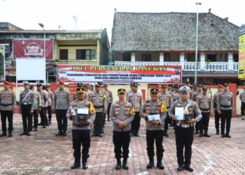 Kapolres Samosir sekaligus Kepala Operasi Mantap Praja Toba 2024, AKBP Yogie Hardiman, S.H., S.I.K., M.H., memimpin apel pergeseran pasukan di lapangan Mako Polres Samosir. Apel ini menandai kesiapan Polres Samosir dan BKO Polda Sumut dalam pengawalan distribusi logistik serta pengamanan pemungutan dan penghitungan suara Pilkada Serentak 2024 di Kabupaten Samosir.