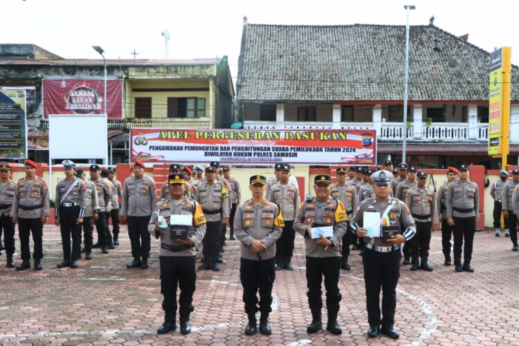 Kapolres Samosir sekaligus Kepala Operasi Mantap Praja Toba 2024, AKBP Yogie Hardiman, S.H., S.I.K., M.H., memimpin apel pergeseran pasukan di lapangan Mako Polres Samosir. Apel ini menandai kesiapan Polres Samosir dan BKO Polda Sumut dalam pengawalan distribusi logistik serta pengamanan pemungutan dan penghitungan suara Pilkada Serentak 2024 di Kabupaten Samosir.