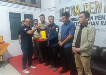 Ketua KIP Nagan Raya Danda Runtala Senin (25/11/24) saat menggelar rapat konsolidasi persiapan pelaksanaan pemungutan dan penghitungan suara KIP Nagan Raya bersama Forkopimda dan PPK se Kabupaten Nagan Raya.