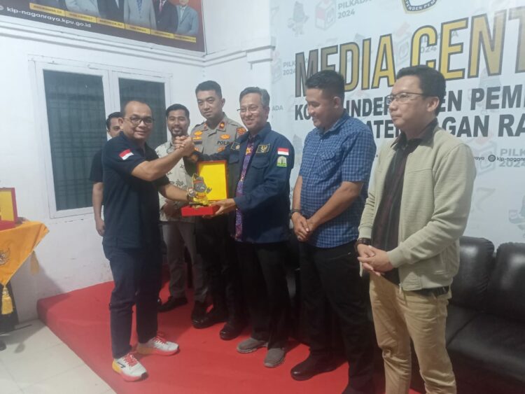 Ketua KIP Nagan Raya Danda Runtala Senin (25/11/24) saat menggelar rapat konsolidasi persiapan pelaksanaan pemungutan dan penghitungan suara KIP Nagan Raya bersama Forkopimda dan PPK se Kabupaten Nagan Raya.
