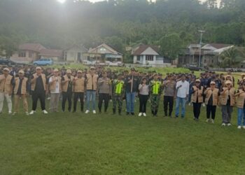 Apel siaga yang diadakan di Lapangan Sepak Bola Serei, Kecamatan Likupang Barat, Kabupaten Minahasa Utara, dihadiri oleh berbagai instansi terkait, termasuk TNI, Satpol PP, dan KPU setempat.