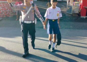 Pada pagi hari ini, sejumlah personel dikerahkan untuk melakukan pengaturan lalu lintas di beberapa titik padat kendaraan, terutama di sekitar sekolah, Senin (25/11/2024) pagi.