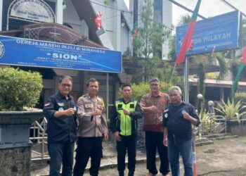 Personel Polsek Urban Wanea melaksanakan kegiatan Pos PAJA SOMAT (Polisi Pantau Gereja dan Sholat Jumat). Kegiatan ini berlangsung mulai pukul 09.00 hingga 11.00 WITA di beberapa titik strategis wilayah hukum Polsek Urban Wanea, Minggu (24/11/2024).