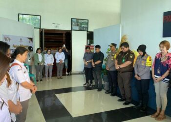 Distribusi dimulai dari Gudang Logistik Komisi Pemilihan Umum (KPU) Kota Manado yang berlokasi di Auditorium Ruddy Tenda Politeknik Negeri Manado, Kelurahan Buha, Kecamatan Mapanget, Senin (25/11/2024).