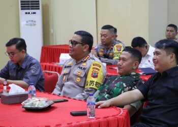 Kapolresta Manado Kombes Pol Julianto, Dandim 1309 Manado Letkol Arh Yosip Brozti, Ketua KPU Kota Manado, Ketua Bawaslu Kota Manado, serta Pejabat Utama (PJU) Polresta Manado, mengikuti kegiatan Video Conference (Vicon) melalui Zoom Meeting yang dipimpin oleh Kapolri, Panglima TNI, Ketua KPU RI, Ketua Bawaslu RI, dan Ketua DKPP, Senin (25/11/2024).