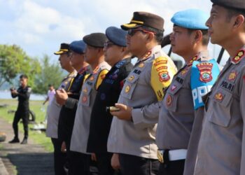 Kapolresta Manado, Kombes Pol Julianto Sirait, turut serta dalam kegiatan Latihan Bersama Lintas Ganti Dalmas ke PHH Brimob yang digelar dalam rangka meningkatkan kesiapan pengamanan (PAM) Pilkada Serentak 2024 di wilayah Polda Sulut, Senin (25/11/2024).