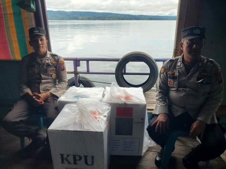 Proses distribusi tersebut bahkan melibatkan perjalanan menyeberangi Danau Toba menuju sejumlah wilayah terpencil di Kabupaten Samosir. Selasa (26/11/2024).