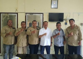 FOTO BERSAMA: Ketua PWI Sumut, Farianda Putra Sinik foto bersama pengurus Pewarna Sumut di Kantor PWI Jalan Adinegoro No.4 Medan, Selasa (26/11/2024). (Foto Dok/ Pewarna Sumut)
