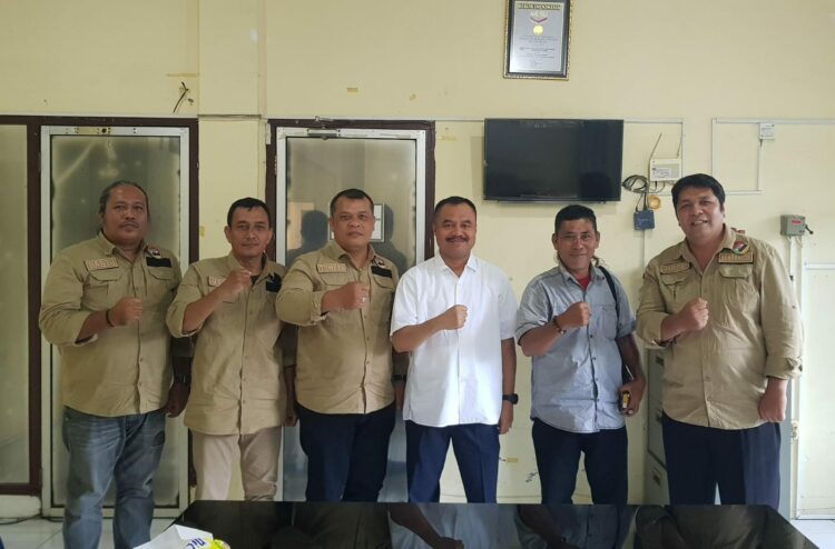 FOTO BERSAMA: Ketua PWI Sumut, Farianda Putra Sinik foto bersama pengurus Pewarna Sumut di Kantor PWI Jalan Adinegoro No.4 Medan, Selasa (26/11/2024). (Foto Dok/ Pewarna Sumut)