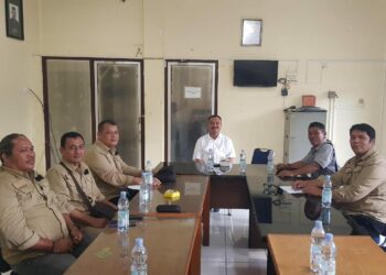 TERIMA KUNJUNGAN: Ketua PWI Sumut, Farianda Putra Sinik terima kunjungan pengurus Pewarna Sumut di Kantor PWI Jalan Adinegoro No.4 Medan, Selasa (26/11/2024). (Foto Dok/ Pewarna Sumut)