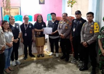 Tim dari Polsek Pineleng melakukan pengawalan ketat terhadap pengiriman surat suara ke seluruh TPS (Tempat Pemungutan Suara) yang berada di wilayah Kecamatan Pineleng, Senin (25/11/2024).