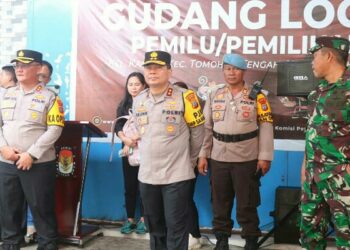 Kapolda Sulut Irjen Pol Roycke Harry Langie bersama Danrem 131 Santiago Brigjen TNI Martin Susilo Martopo Turnip melakukan pengecekan kesiapan tahapan pemungutan suara Pilkada tahun 2024 di wilayah hukum Polres Tomohon, Selasa (26/11/2024).