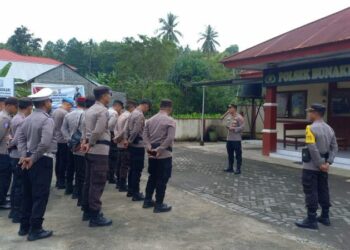 Bertempat di Mako Polsek Bunaken, telah dilaksanakan Apel Pengecekan Pers Pengamanan Tempat Pemungutan Suara (PAM TPS) Wilayah Bunaken. Apel tersebut dipimpin langsung oleh Kapolsek Bunaken, Ipda Trivo Datukramat, dengan tujuan untuk memastikan kesiapan personel dalam pengamanan pelaksanaan Pilkada yang akan datang, Selasa (26/11/2024).