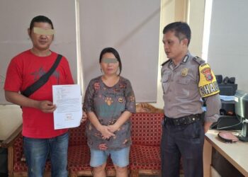 Bhabinkamtibmas Polsek Tikala, Bripka Risky Djakimin, melaksanakan giat problem solving dalam menyelesaikan kasus penganiayaan ringan yang terjadi di wilayah binaannya, Selasa (26/11/2024).