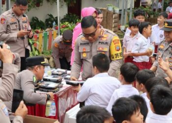 Kegiatan dilaksanakan di SD Negeri 67 Manado dan TK SD Kemala Bhayangkari. Kapolresta Manado, Kombes Pol Julianto Sirait, menyebutkan bahwa program ini merupakan bentuk dukungan terhadap program Presiden Republik Indonesia, Prabowo Subianto, dalam rangka meningkatkan gizi anak-anak sekolah menuju Indonesia Emas 2045.