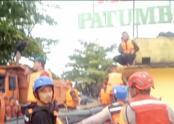 EVAKUASI: Personil Polda Sumut bersama Tim gabungan mengevakuasi warga yang terdampak banjir di Perumahan Patumbak Permai. (Foto Dok/ Polda Sumut)