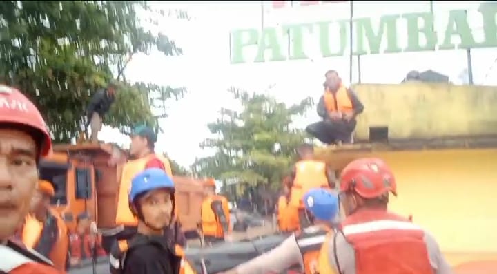 EVAKUASI: Personil Polda Sumut bersama Tim gabungan mengevakuasi warga yang terdampak banjir di Perumahan Patumbak Permai. (Foto Dok/ Polda Sumut)