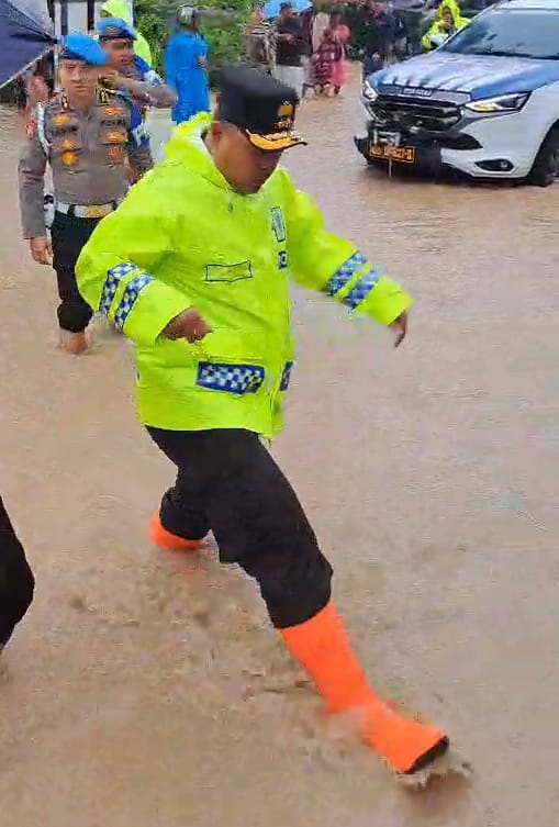 TINJAU TPS: Kapolda Sumut, Irjen Pol Whisnu Hermawan Februanto tinjau TPS yang terdampak banjir, Rabu (27/11/2024). (Foto Dok/ Polda Sumut)