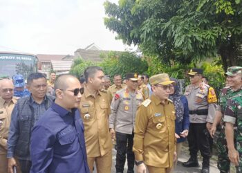PJ. Gubernur Sumatera Selatan (Sumsel), Bapak Elen Setiadi, S.H., M.S.E., melakukan kunjungan kerja ke Tempat Pemungutan Suara (TPS) 007 yang terletak di Lapangan Tengah Perumahan TPI, Kelurahan Indralya Mulia, Kecamatan Indralaya, Kabupaten Ogan Ilir