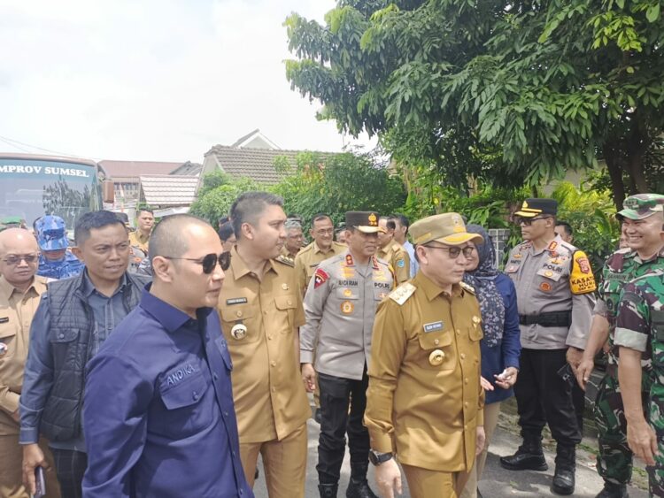 PJ. Gubernur Sumatera Selatan (Sumsel), Bapak Elen Setiadi, S.H., M.S.E., melakukan kunjungan kerja ke Tempat Pemungutan Suara (TPS) 007 yang terletak di Lapangan Tengah Perumahan TPI, Kelurahan Indralya Mulia, Kecamatan Indralaya, Kabupaten Ogan Ilir