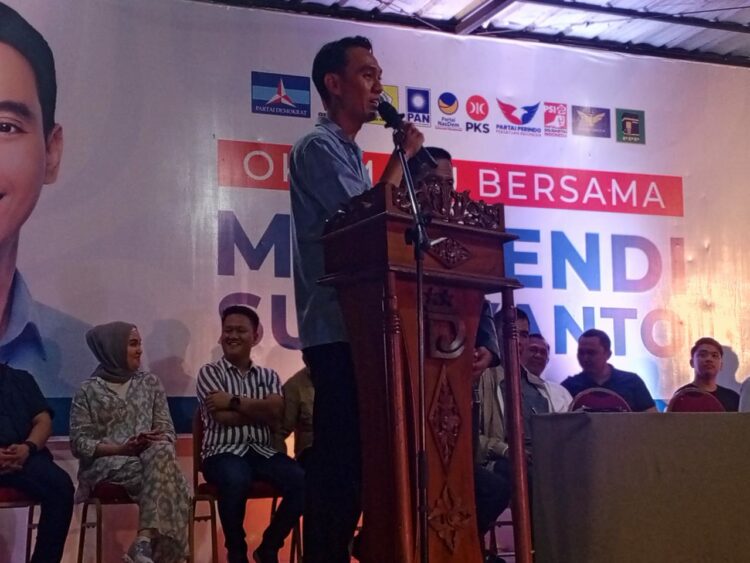 Paslon Bupati dan Wakil Bupati OKI Muchendi - Supriyanto bersama tim sukses merayakan kemenangan dari Hasil hitung cepat sesuai pelaksanaan Pilkada 2024 di Kabupaten OKI Sumsel Rabu, malam, (27/11/2024).