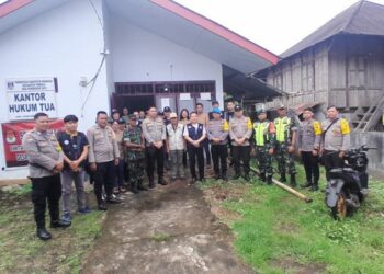 Pengamanan dan pengawalan pendistribusian logistik untuk Pemilihan Kepala Daerah (Pilkada) Tahun 2024 di Kecamatan Tombulu, Kabupaten Minahasa, berlangsung dengan ketat dan terkoordinasi. Kegiatan ini dilaksanakan pada pukul 12.00 WITA, dengan tujuan memastikan seluruh tahapan distribusi berjalan lancar dan aman, Senin (26/11/2024).