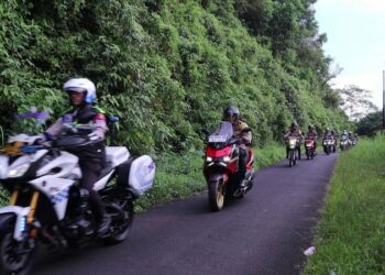 Dipimpin langsung oleh Kapolresta Manado, Kombes Pol Julianto Sirait, patroli roda dua digelar untuk memastikan pelaksanaan pesta demokrasi berlangsung aman, damai, dan kondusif, Rabu (27/11/2024).