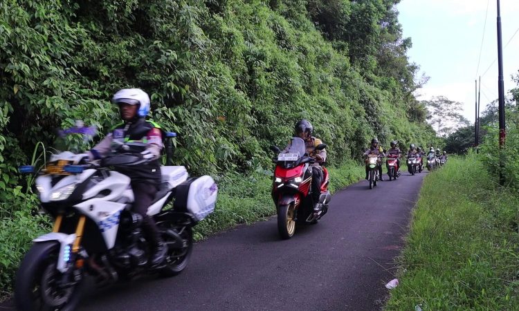Dipimpin langsung oleh Kapolresta Manado, Kombes Pol Julianto Sirait, patroli roda dua digelar untuk memastikan pelaksanaan pesta demokrasi berlangsung aman, damai, dan kondusif, Rabu (27/11/2024).
